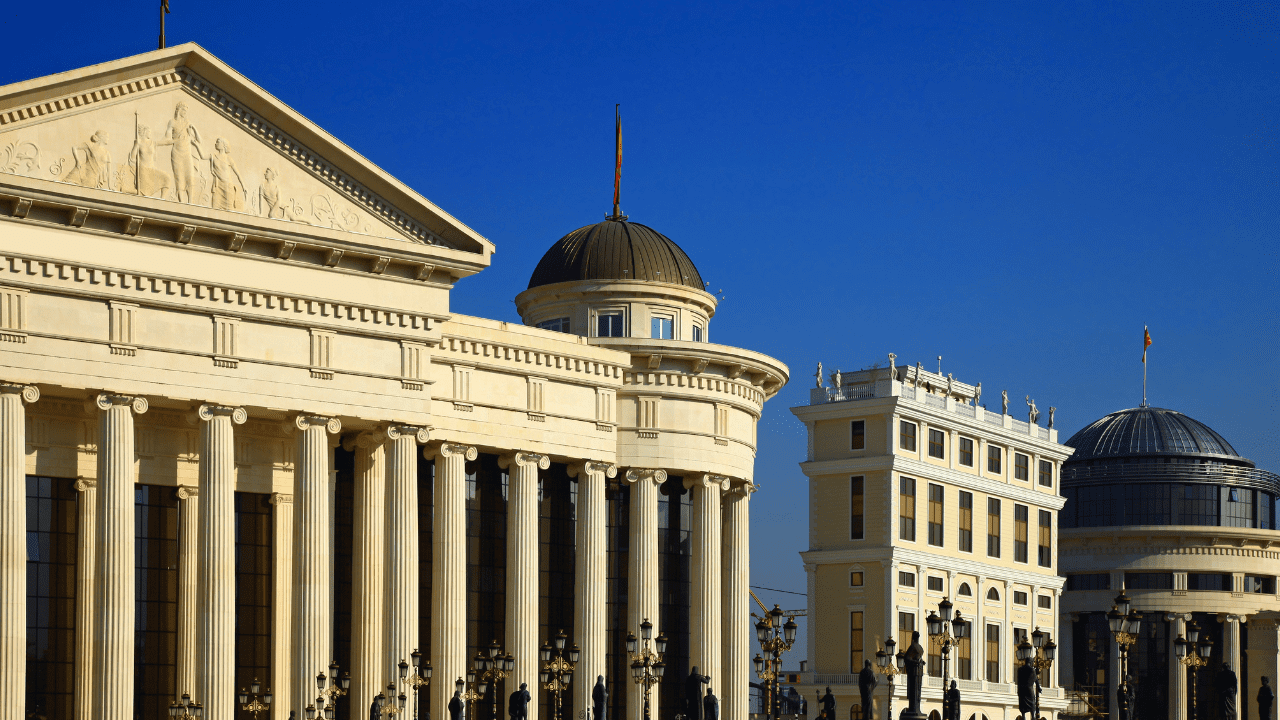 Необичен случај во Скопје: Тројца млади фатени со архивски книги