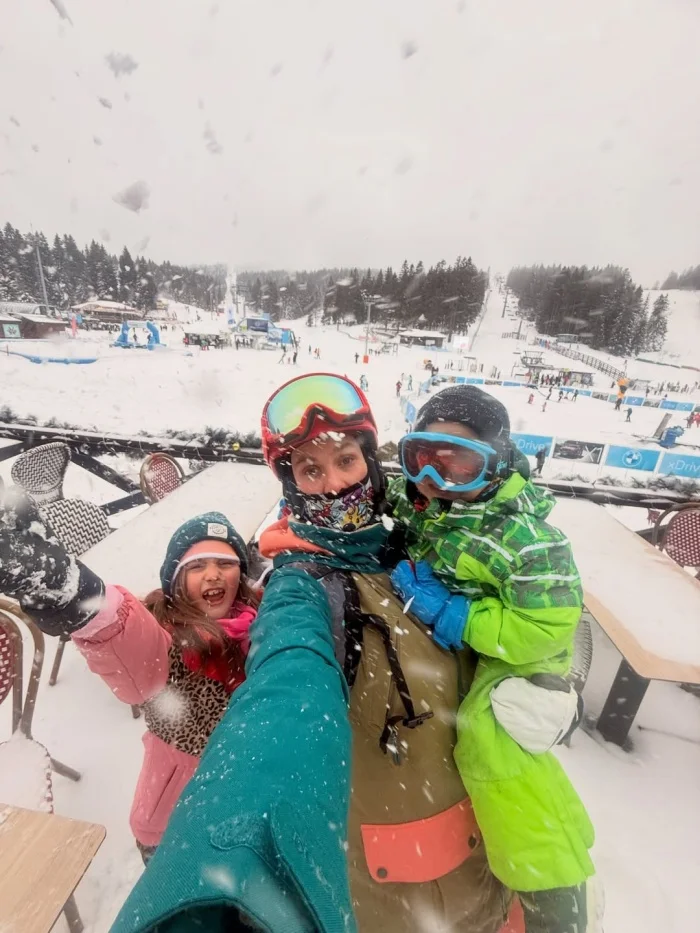 Зимска бајка на Копаоник: Сара Мејс и Димитар Атанасовски уживаат со своите деца