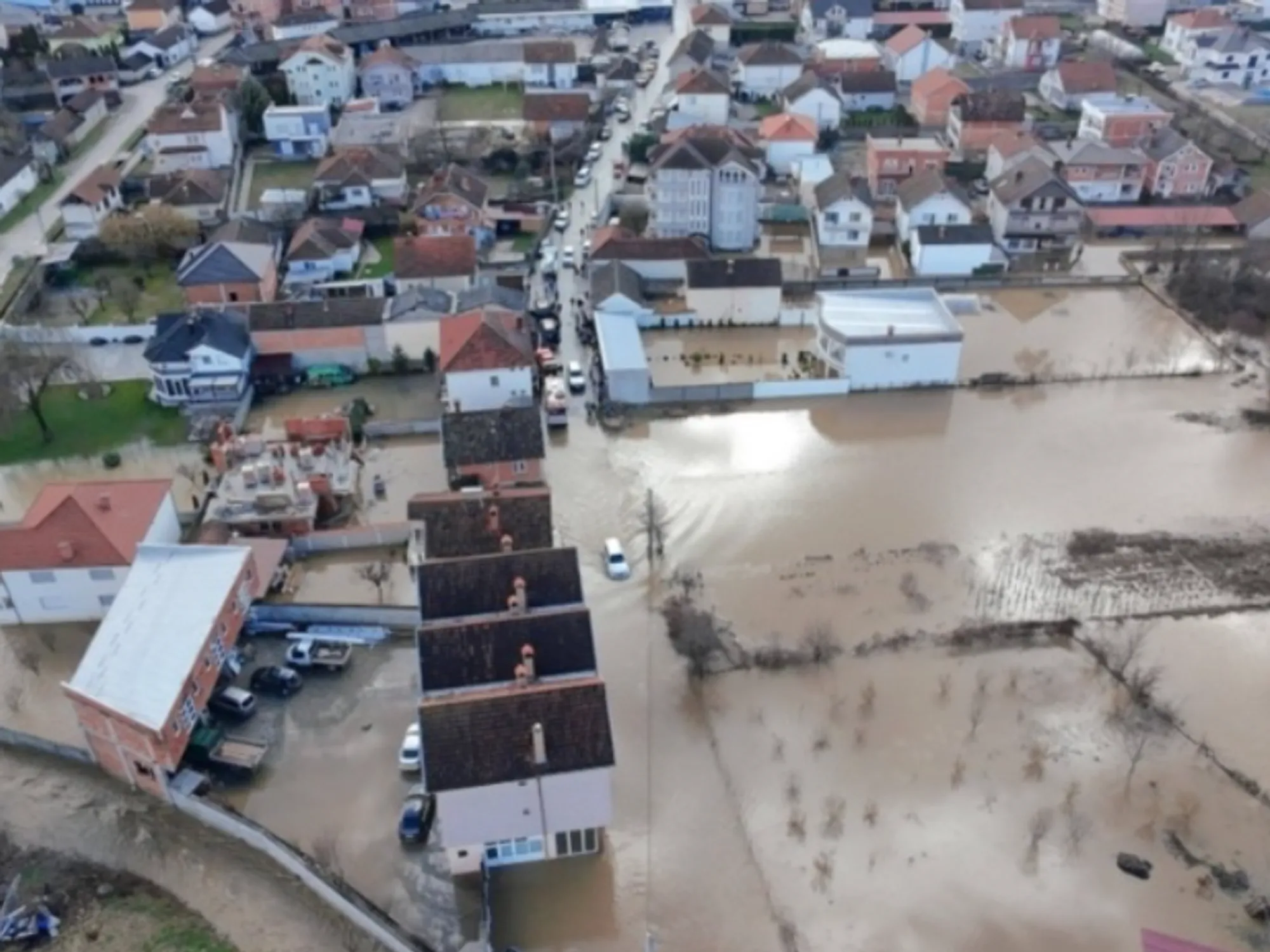 Потоп во Кичево: 250 лица евакуирани, граѓаните сами ја исфрлаат водата од домовите