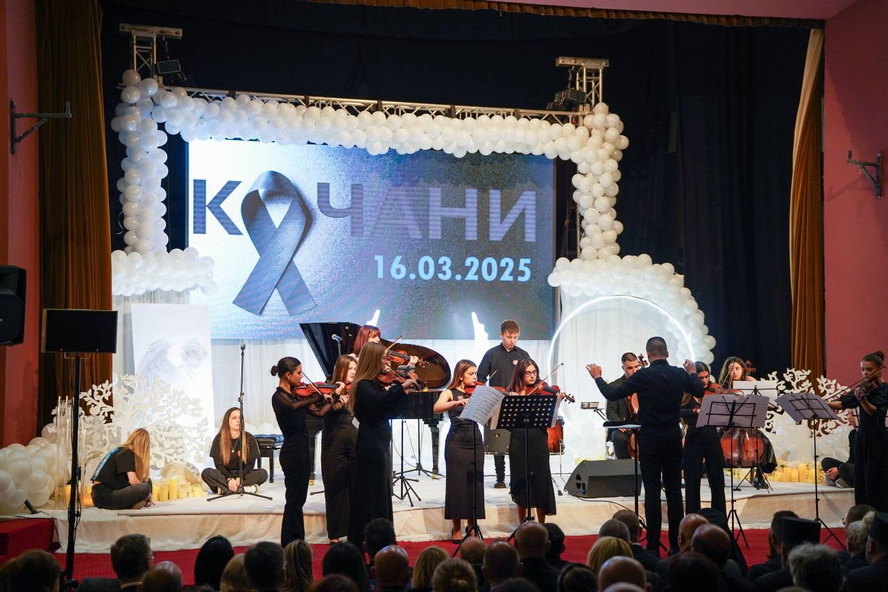 КОЧАНИ ВО СОЛЗИ: 63 бели столчиња за 63 изгубени животи – една година од трагедијата во „Пулс“