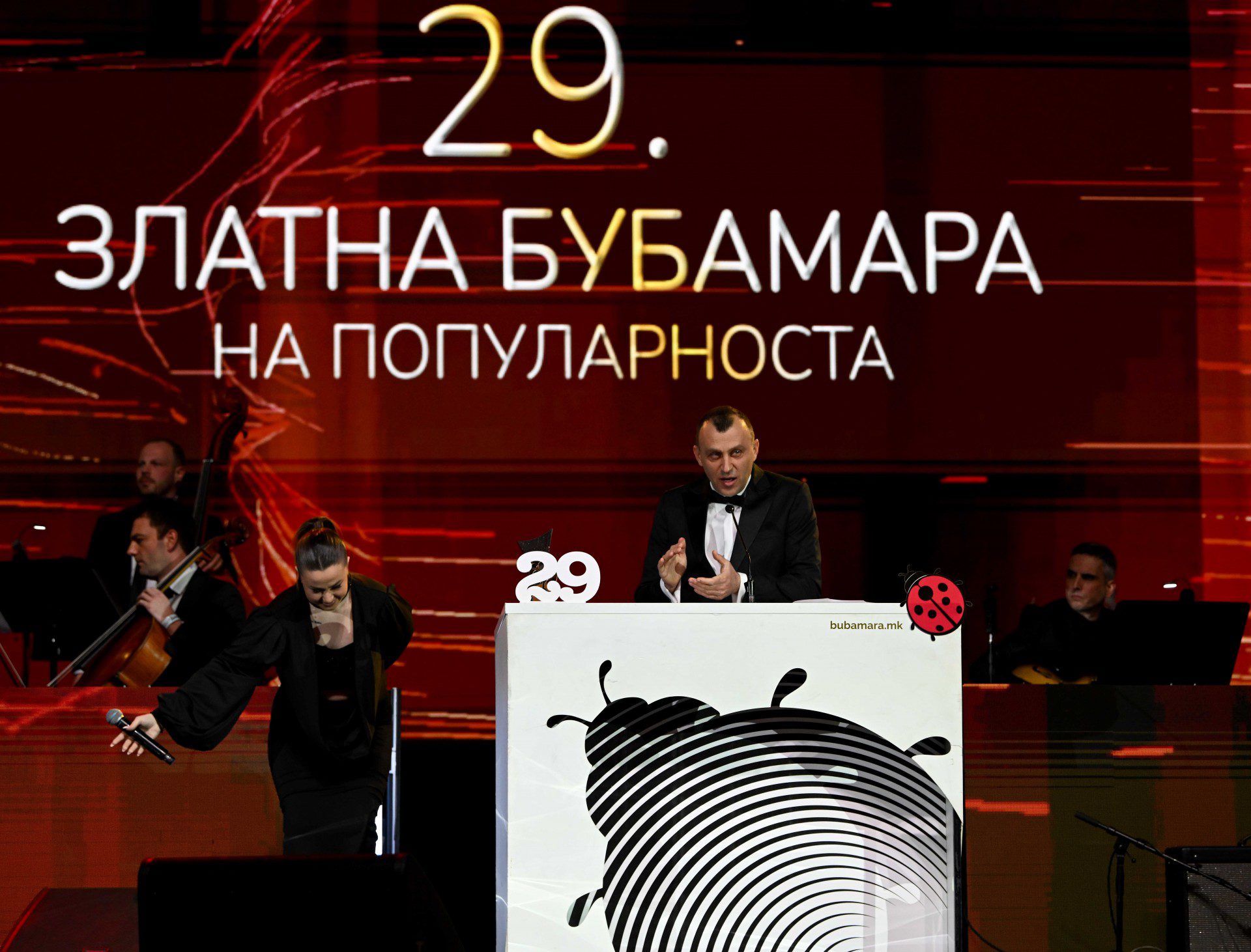„Златна Бубамара“ меѓу смеа и солзи: спектакл со светски гости и тешка порака од сцената