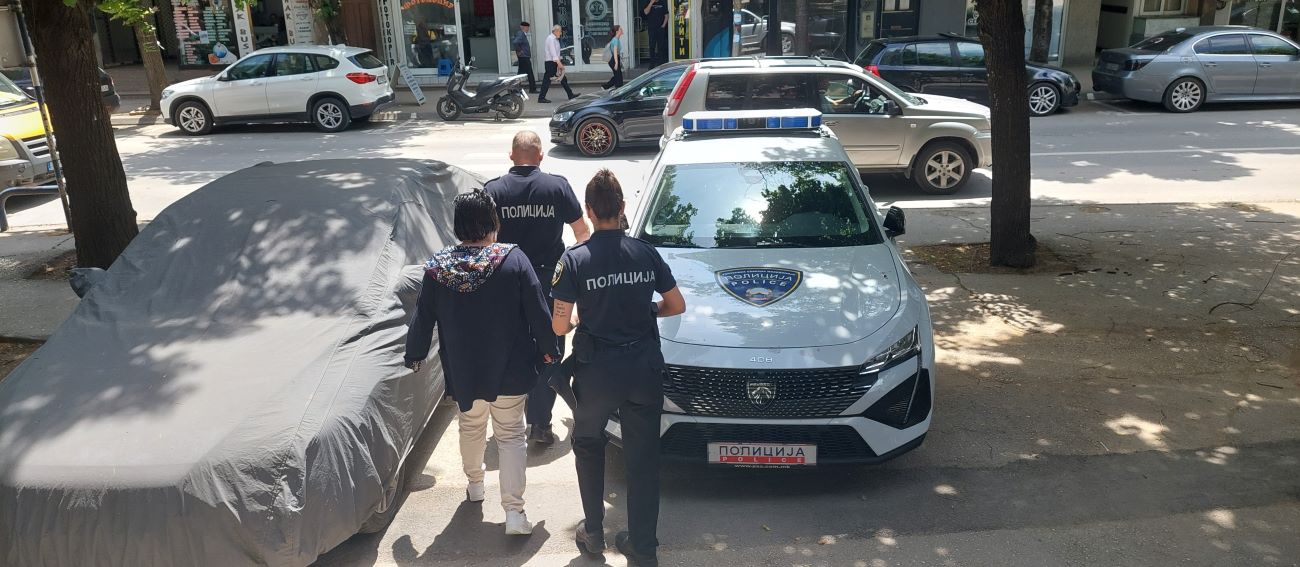 СЕДУМ И ПОЛ ГОДИНИ ЗАТВОР ЗА ВАНГЕЛИЦА ОД КРАТОВО: СО СОЛЗИ ЈА СЛУШНА ПРЕСУДАТА ЗА УБИСТВОТО НА СОПРУГОТ И СВЕКОРОТ