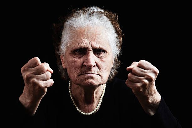 73-ГОДИШНА КИЧЕВЧАНКА СО НОЖ БРКАЛА ДЕЦА ВО ДВОР: ФРЛАЛА ДРВА И ИМ ЈА ДУПНАЛА ТОПКАТА
