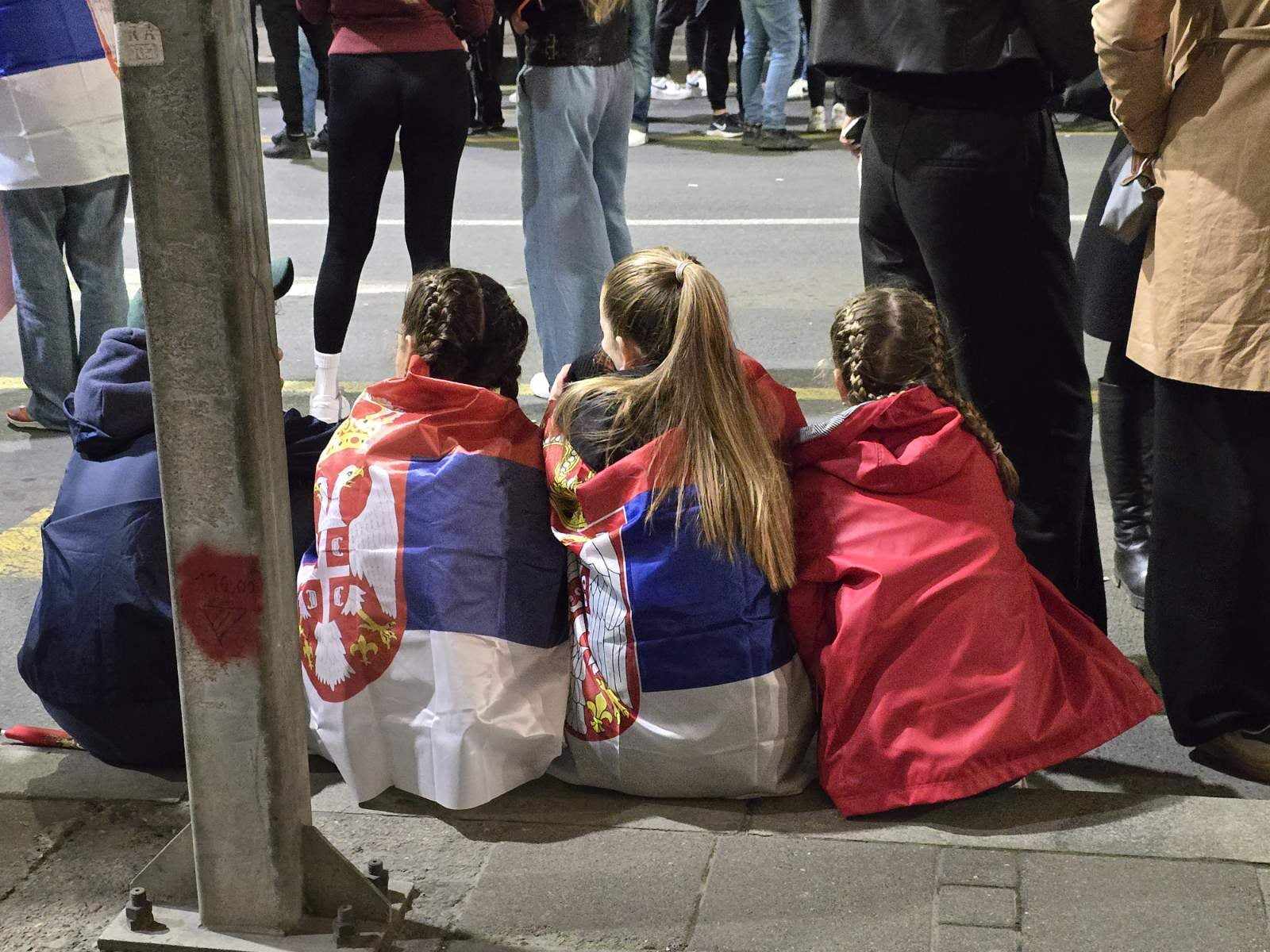 СРПСКАТА МЛАДИНА СЛАВИ СО СОЛЗИ РАДОСНИЦИ: АЛЕКСАНДАР ВУЧИЌ ГО ПРИЗНА ИЗБОРНИОТ ПОРАЗ